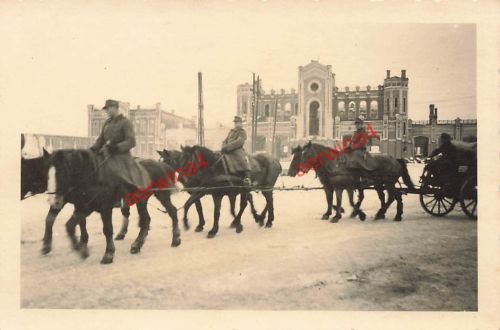 Deutsche Gebirgsjäger mit Geschütz am Bahnhof Orel Russland Ostfront