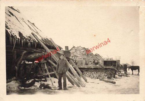 Deutscher Soldat an zerstörtem LKW Zugmaschine bei Orel Russland Ostfront