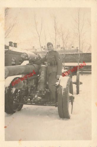 Soldat an deutschen Geschütz 15cm Haubitze in Orel Russland Ostfront