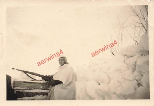 Deutscher Soldat im Wintertarn Geschütz Feuerstellung in Orel Russland Ostfront