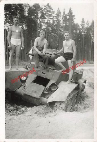 nacktte Soldaten am russischen Panzer BT-5 am Feldlager Borrisow Ostfront