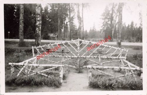 Deutsche Heldengräber Stahlhelm am Feldlager Borrisow Ostfront