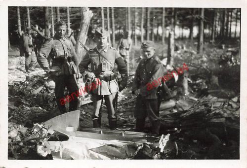 Deutsche Soldaten am abgeschossenem Flugzeug Feldlager Borrisow Ostfront