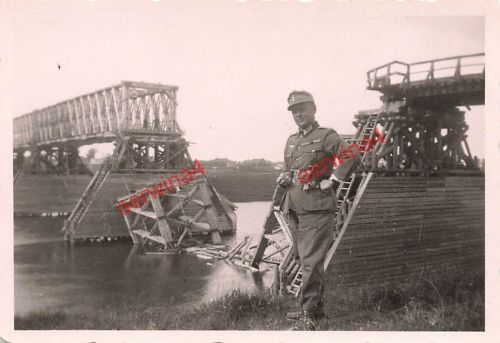 Deutscher Soldat an zerstörter Dnepr Brücke Schklow Ostfront