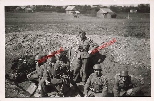 Schützgraben Soldaten mit Granatwerfer 36 beim Feuern in Schkloff Ostfront