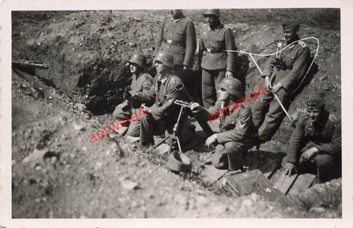 Deutsche Soldaten im Schützengraben mit Granatwerfer 36 in Schklow Ostfront
