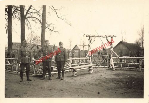 Deutsche Soldaten am Heldenfriedhof in Gorki / Horki Belarus Ostfront