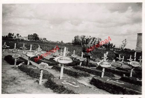 Deutsche Soldaten am Heldengrab Kamerad in Gorki Belarus Ostfront