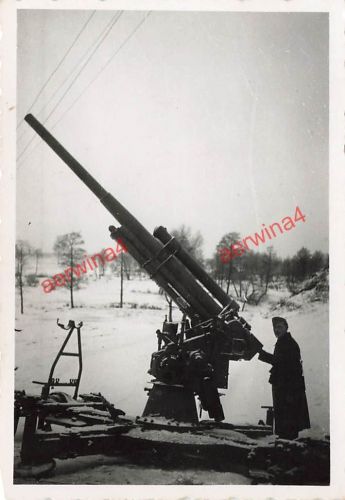 Deutsche Soldaten an russischem Flak M1939 bei Gorki Belarus Ostfront