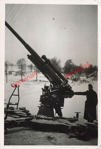 Russisches Flak 85mm M1939 deutscher Soldat bei Gorki Belarus Ostfront