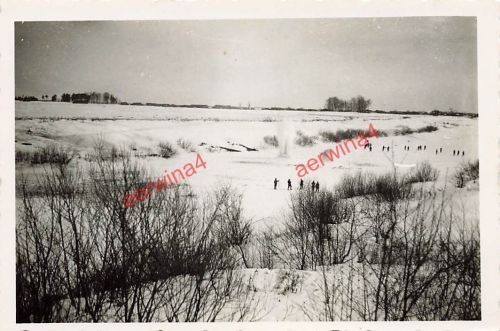 Deutsche Soldaten sprengen Eisdecke auf der Pronja Gorki Belarus Ostfront
