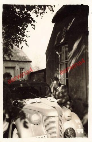 Deutscher Hauptmann beim Karten lesen auf PKW Opel Fland Belgien