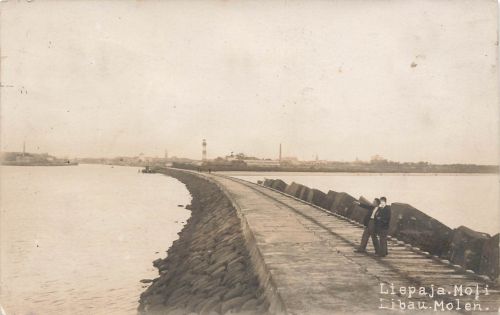 AK Libau Liepāja Molen Menschen Kurland Lettland ungelaufen Postkarte