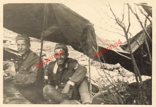 Deutsche Soldaten mit Zeltplane an der Metaxas Linie bei Echinos Griechenland