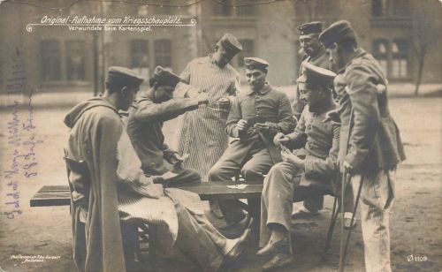AK 1.WK Verwundete Soldaten beim Kartenspiel 1916 gelaufen Patriotika Postkarte