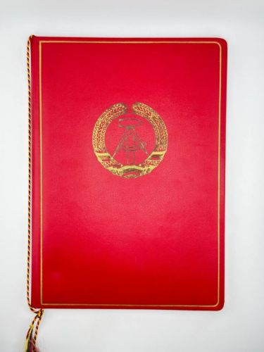 DDR GST Urkunde Ehrenplakette der Bezirksorganisation Cottbus der GST 1973 Major