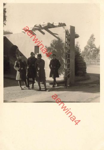 Italienische Soldaten am Eingang zum Hafen Tripolis Libyen Afrika