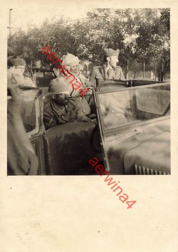 Italienischer Soldat mit Kübelwagen in Bengasi Libyen Afrika