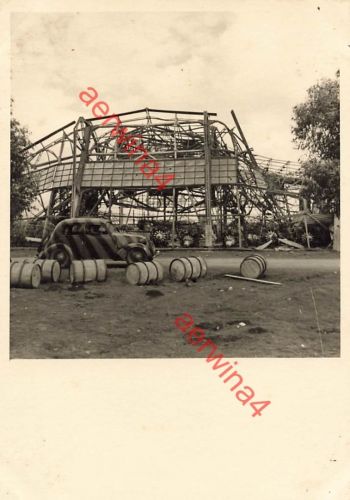 PKW NSU-Fiat 1100 Camouflage an zerstörten ital. Flugzeugen Flugplatz Bengasi