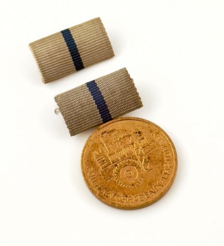 DDR Medaille für hervorragende Leistungen in der metallverarbeitenden Industrie