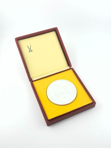 DDR Meissner Porzellan Medaille 700 Jahre Auerbach 1282-1982 weiß mit Etui
