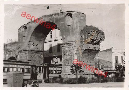 Strassenbahn am Stadttor in Saloniki Griechenland