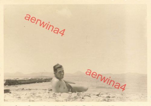 Nackter Soldat beim Baden in Lemnos Griechenland