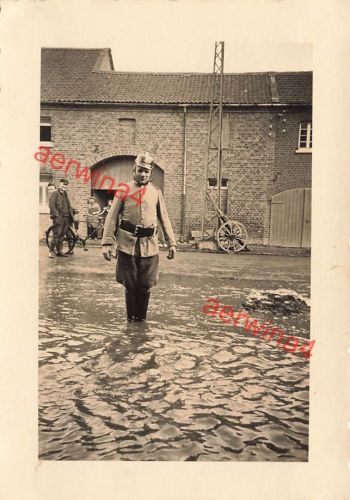 Belgische Feuerwehr steht im Wasser Flandern Belgien