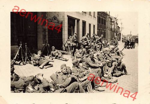 Rast deutsche Soldaten beim Vormarsch in Flandern Belgien