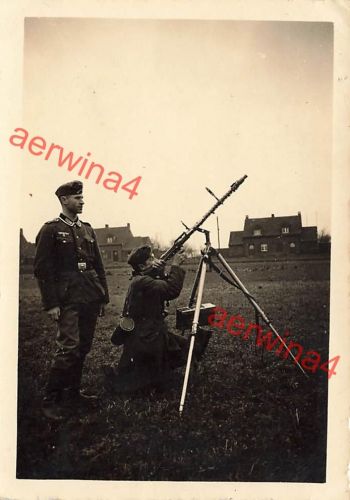Fliegerwache deutscher Soldat mit MG-34 auf Dreibein Flandern Belgien
