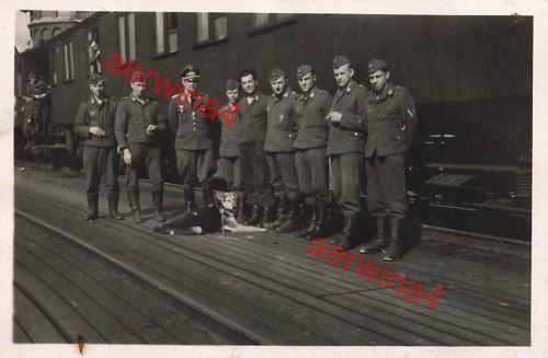 Deutsche Soldaten am Wasserturm Rast am Bahnhof Norwegen