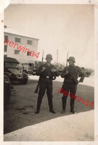 Wache deutsche Soldaten am LKW Krupp-Protze Kristiansand Norwegen