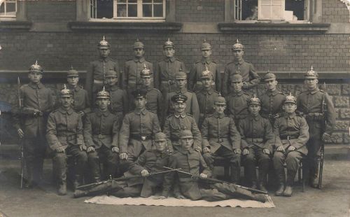 Foto AK 1.WK Soldaten Schulterklappen 174 Inf. Regt 174 Pickelhaube Saarbrücken