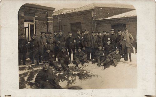 Foto AK 1.WK deutsche Soldaten mit Gasmaske bei Gas Angriff Übung