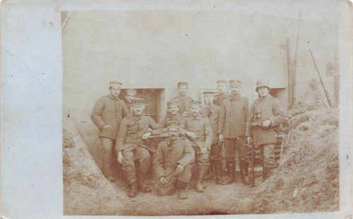 Foto AK 1.WK deutsche Sturmsoldaten Stahlhelm am Bunker