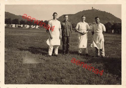 Deutsche Köche mit Soldaten vor Schloßberg Brüx Sudetenland