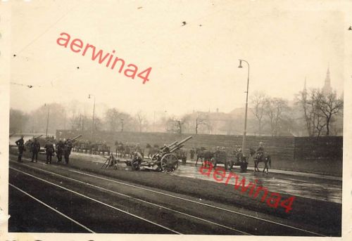 Einmarsch deutsche Soldaten Geschütze in Prag Tschechien