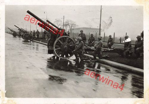 Geschütze AR. 24 in Feuerstellung in Prag Tschechien