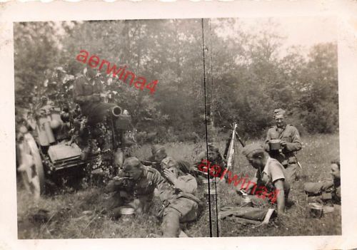 Rast deutsche Soldaten am Geschütz AR. 24 in Luxemburg