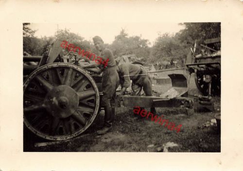 Pflege der Geschütze mit Fett und Öl nach dem Kampf in Frankreich