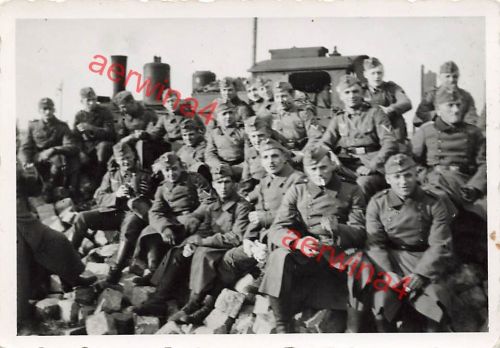 Deutsche Soldaten AR. 51 an Dampflok in Mühldorf Österreich