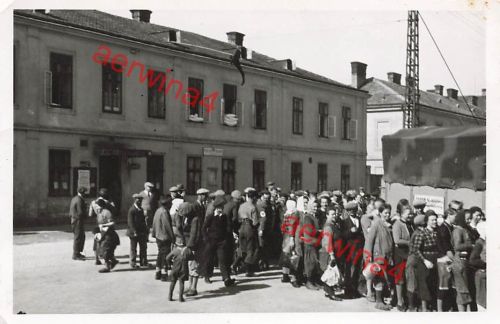 Österreicher stehen wegen Essen in Gramatneusiedl Marienthal Österreich
