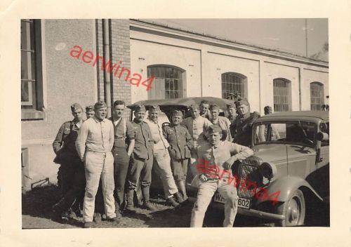 Deutsche Soldaten mit PKW an Spinnerei in Gramatneusiedl Marienthal Österreich