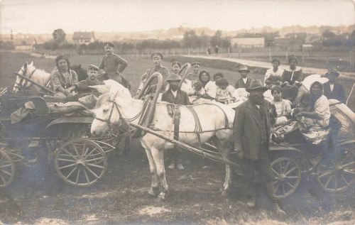 Fotokarte 1.WK Deutsche Soldaten mit Zigeunerfamilie am Quartier Rumänien