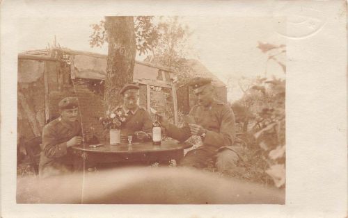Foto AK 1.WK Deutsche Soldaten beim Karten spielen Misery Frankreich 1918
