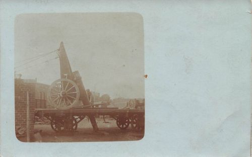 Foto AK 1.WK Deutsches Geschütz auf Eisenbahnwaggon durchgebrochen