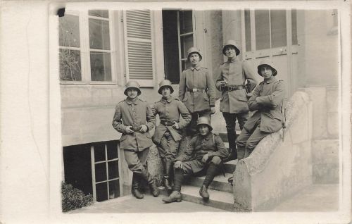 Foto AK 1.WK Deutsche Sturmsoldaten mit Stahlhelm in Laon Frankreich