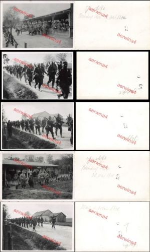 5x Fotos deutsche Soldaten marschieren vor Krakau Polen