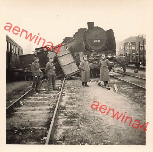 Deutscher Lokführer an entgleister Dampflok Radom Polen