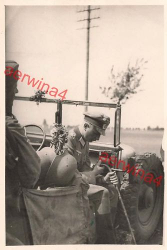 Deutscher Leutnant mit Kübelwagen bei Jaroslaw Polen